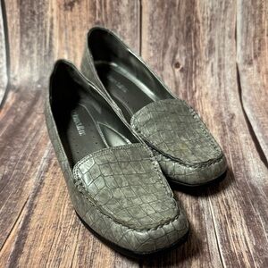 Preowned St. John’s Bay Gray Crocodile Pattern Loafers Size 7M Item #PHK6941